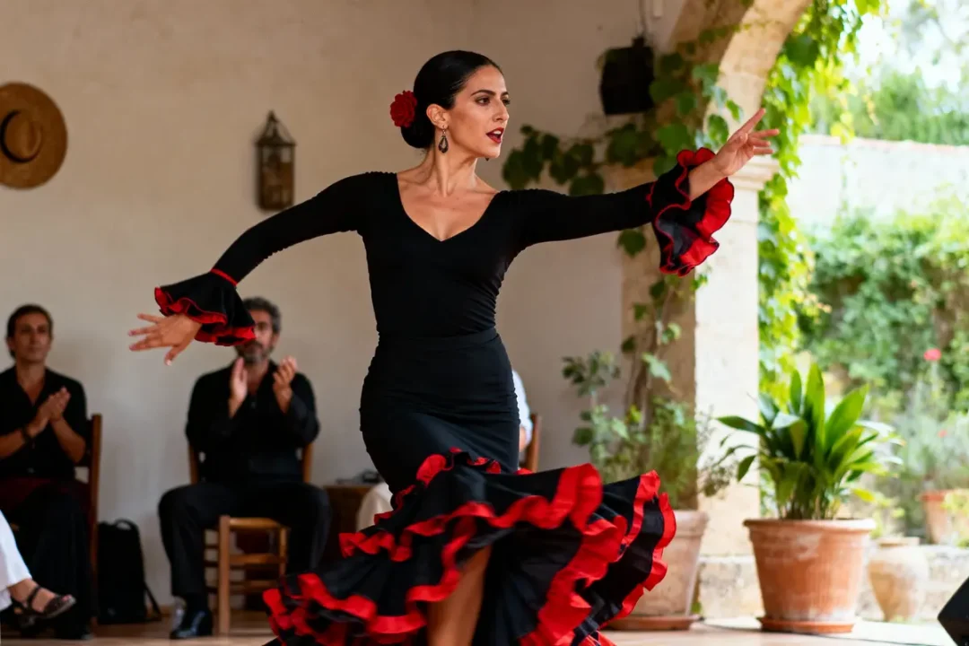 Danseuse de flamenco en robe noire et rouge, exécutant un mouvement gracieux, public en arrière-plan.