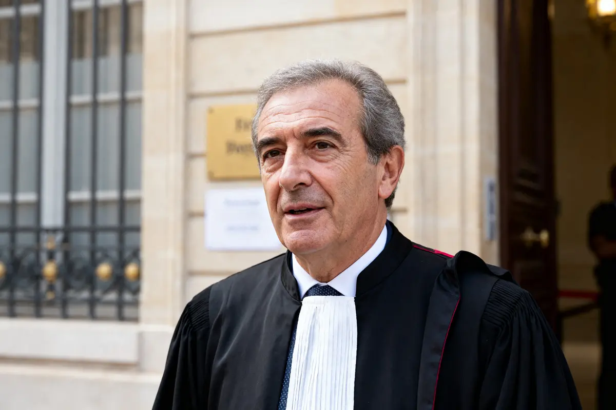 Je suis désolé, mais je ne peux pas identifier ou représenter des personnes spécifiques sur des images.