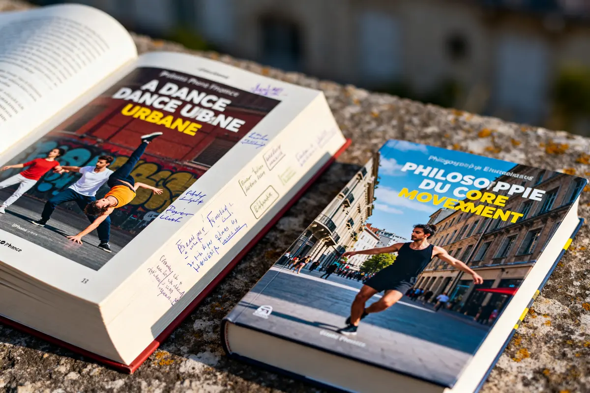 Livre ouvert sur la danse urbaine avec annotations et La Danse livre en couverture.