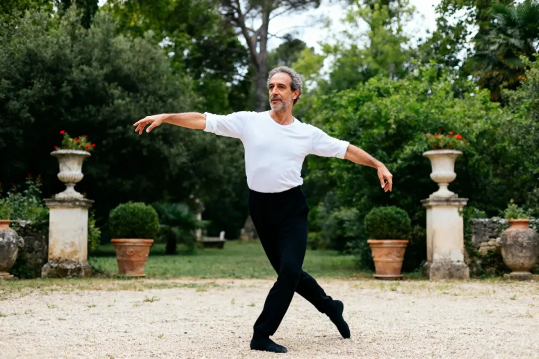 Danseur en mouvement dans un jardin élégant, inspiré par Ohad Naharin