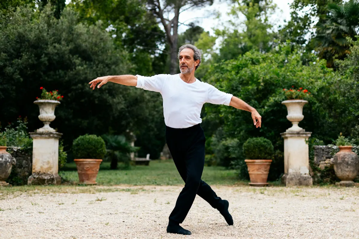 Danseur en mouvement dans un jardin élégant, inspiré par Ohad Naharin