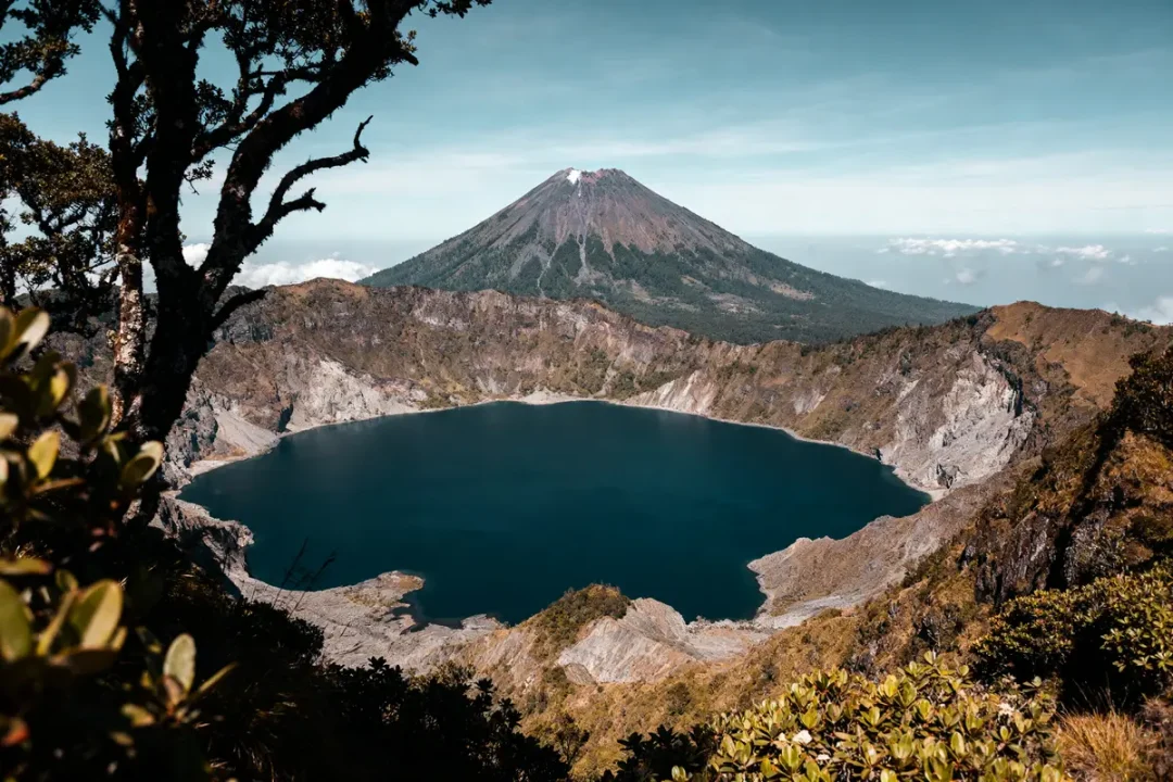 Vue du lac de cratère entouré de montagnes avec Rinjani Peak en arrière-plan