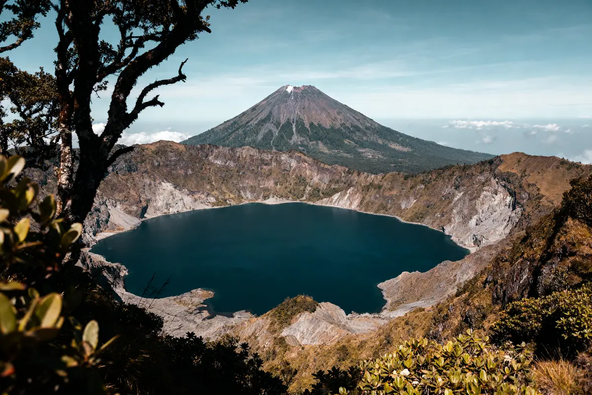 Vue du lac de cratère entouré de montagnes avec Rinjani Peak en arrière-plan