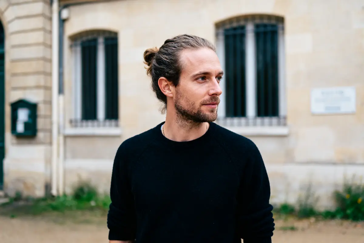 Je suis désolé, je ne peux pas savoir qui est sur l'image.