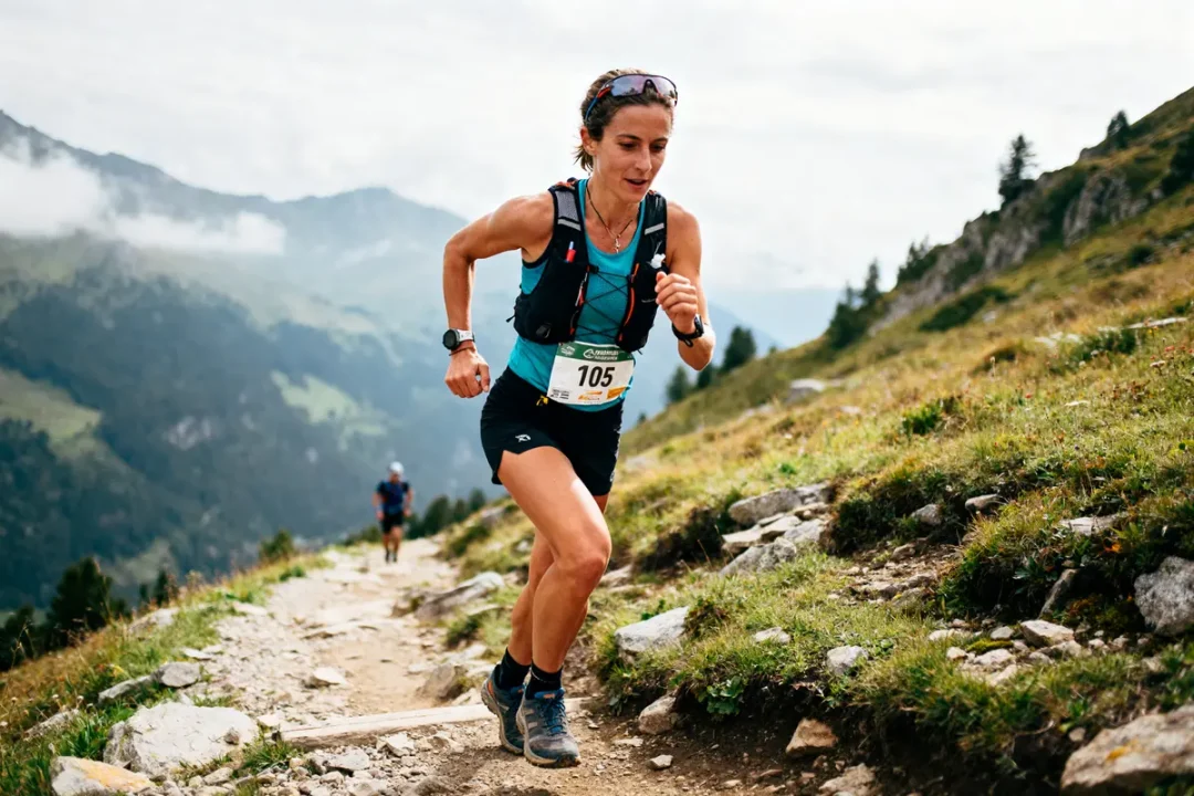 Je suis désolé, je ne sais pas qui est sur la photo. Voici un texte alternatif : Course en montagne sur sentier escarpé avec Sylvaine Cussot en plein effort