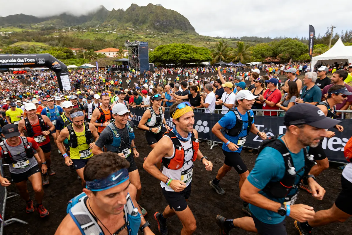 Des coureurs participent au live trail Diagonale des Fous 2024, foule en arrière-plan
