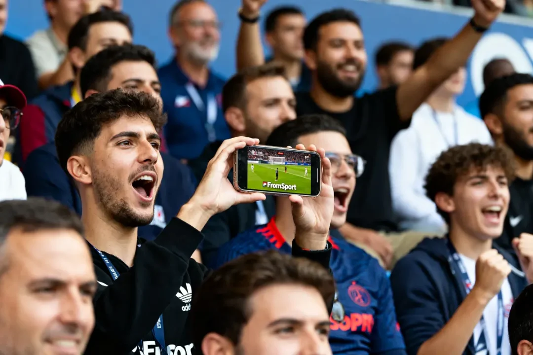 Des spectateurs enthousiastes suivent un match de football en direct sur FromSport