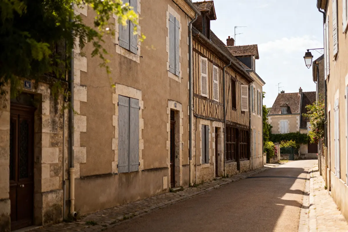 Rue tranquille avec maisons anciennes Ă colombages Ă Gentais, village pittoresque et charmant.