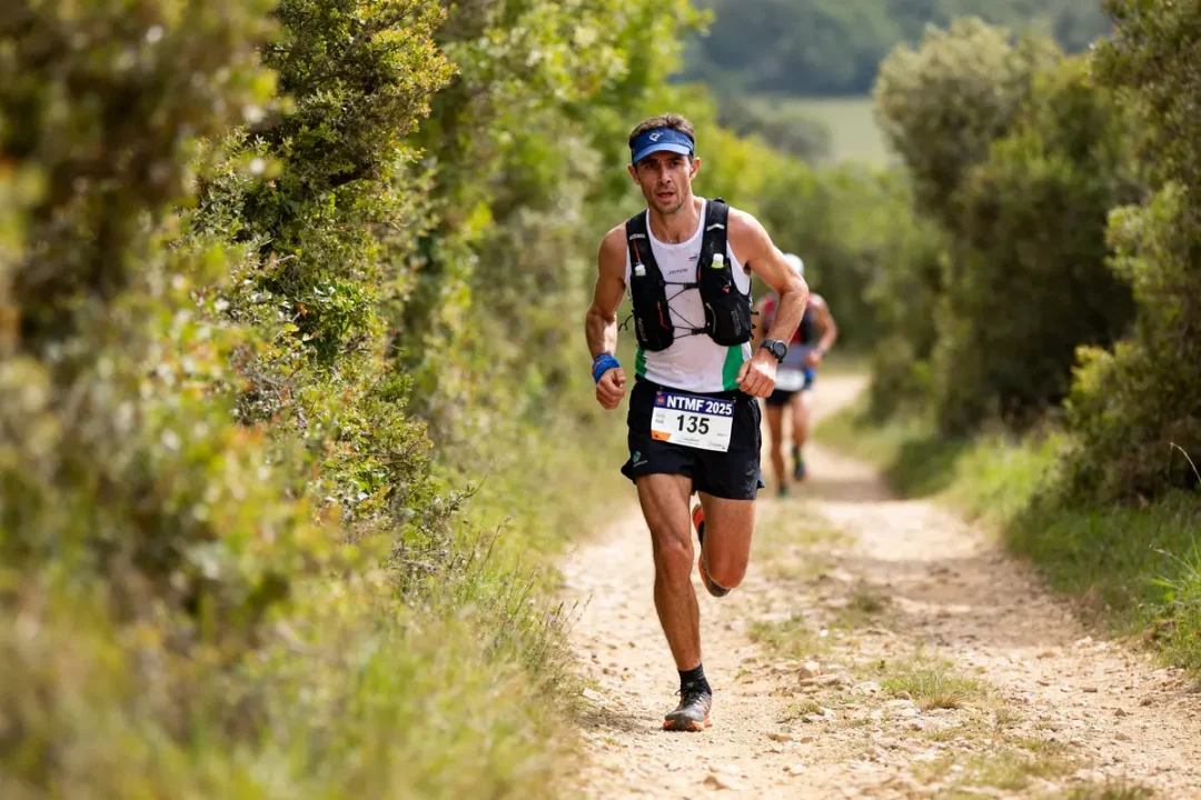 Coureur en action sur un chemin de campagne lors de la course NTMF 2025