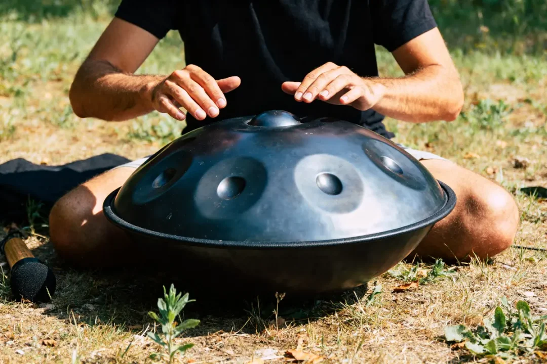 Personne jouant du handpan en extérieur pour créer une harmonie au handpan apaisante