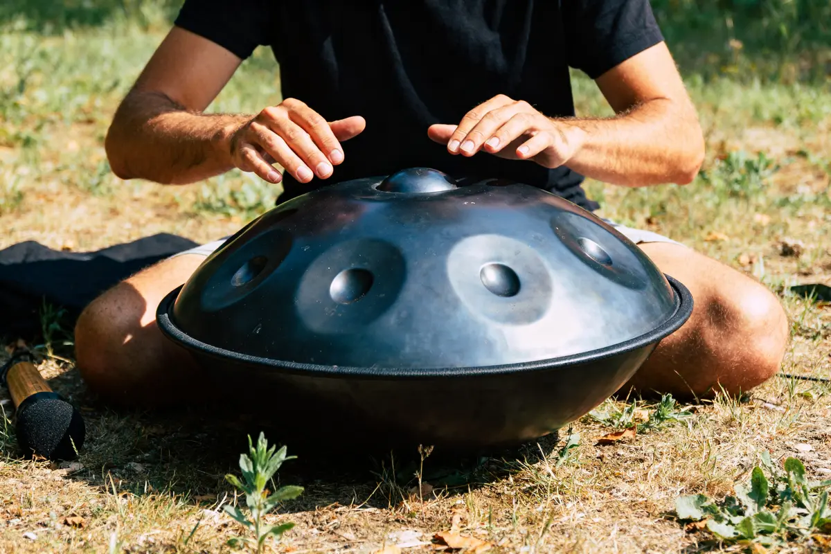 Personne jouant du handpan en extérieur pour créer une harmonie au handpan apaisante