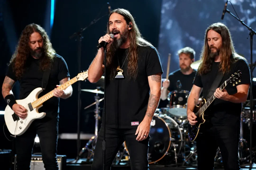 Groupe Gojira performe aux Grammy Awards avec leurs guitares et batterie sur scène