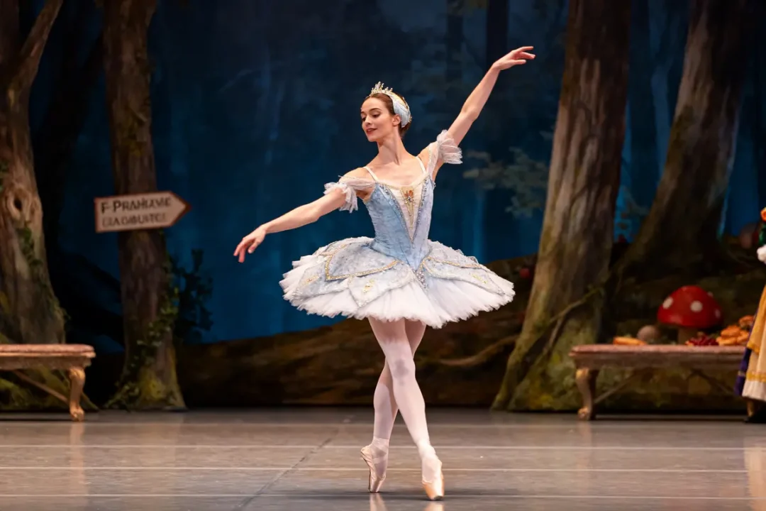 Danseuse en costume sur scène à l'Opéra de Paris interprétant La Belle au bois dormant