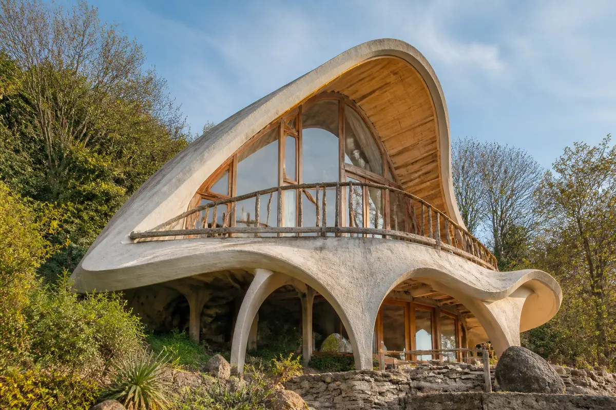 Architecture organique moderne au milieu de la nature inspirée par Archilibre