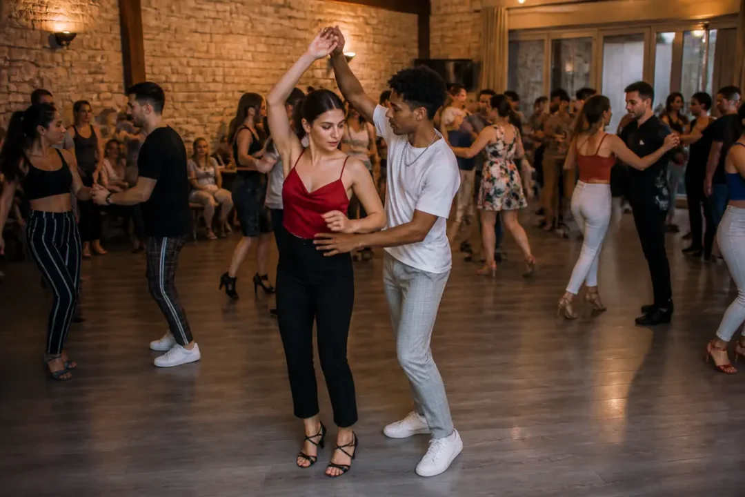 Personnes dansant en couple lors d'un atelier de danse sur touteladanse.com