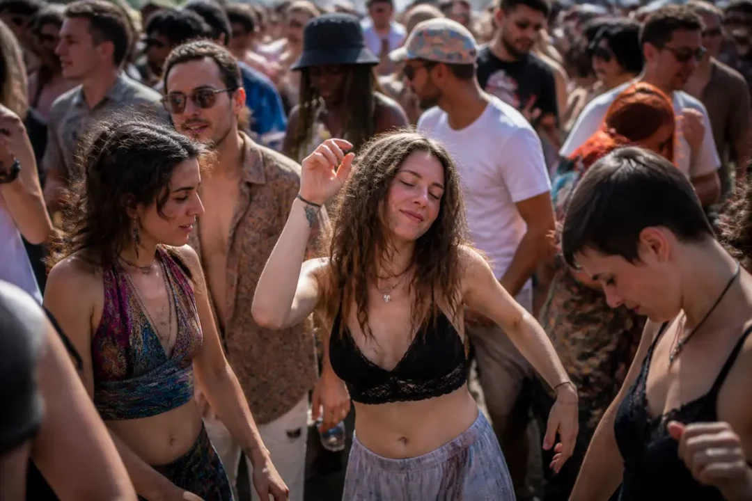 Groupe de jeunes dansant sur des musiques qui bougent pour danser en festival extérieur
